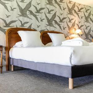 Signature Room with Balcony and Mont-Saint-Michel View 