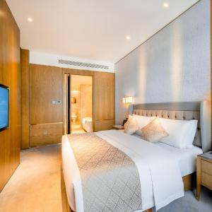 Deluxe King Suite - Non-Smoking