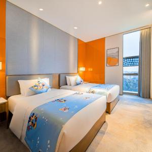 Suite with a king and 2 double beds - Non-smoking