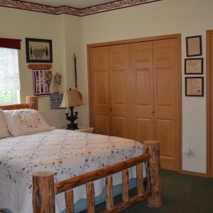 Standard Queen Room with Shared Bathroom