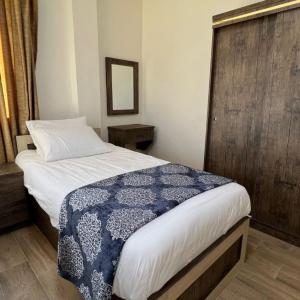 Double or Twin Room with Mountain View