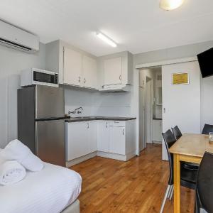 Economy Cabin - Sleeps 4 - Dog Friendly
