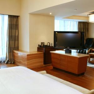 Renewal King Suite