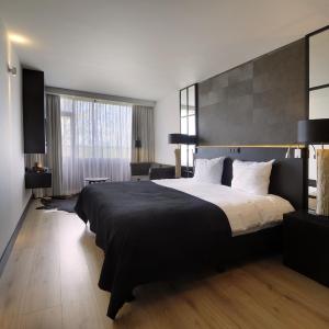 Comfort Room with Fireplace