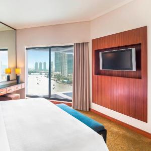 Junior, Club lounge access, Suite, 1 King, River view