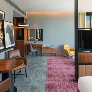 Producers King Suite with Theme Park Access