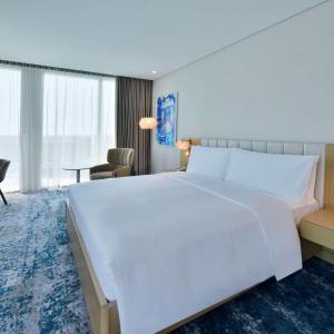 King One Bedroom Suite with Panoramic Bay View