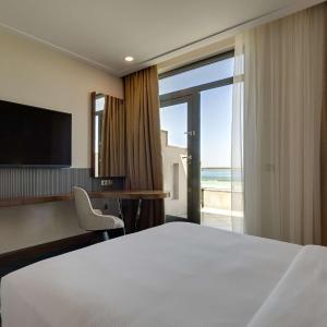 King Guest Room with Lake View and Terrace