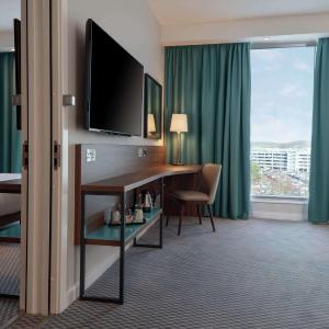 Queen Room with UK King Bed - Mobility Access