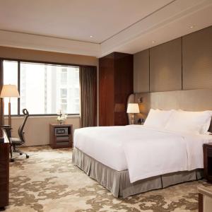 King Room with Roll-In Shower - Disability Access