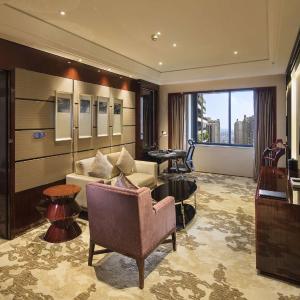 One-Bedroom Deluxe King Suite with Lounge Access