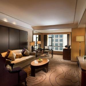 Deluxe King Suite - Lounge Access