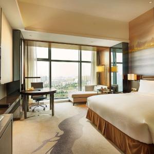 Deluxe King Room with Garden View