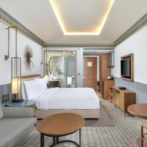 Deluxe King Room with Garden View and Balcony