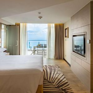 King Suite with Bath Tub and Terrace - Sea View