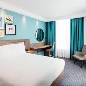 Corner Queen Room
