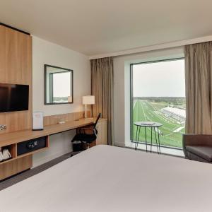 Queen Family Room with View
