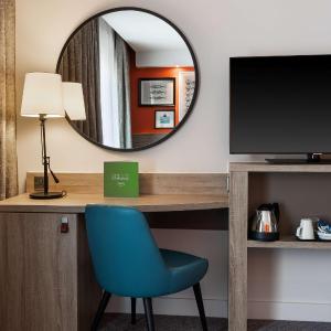 Queen Room with Sofa Bed and Harbor View