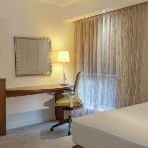 Queen Room with Roll-In Shower - Mobility Accessible/Non-Smoking