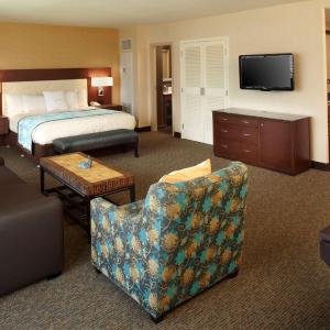One Bedroom Kalia Suite King Bed with Partial Ocean View