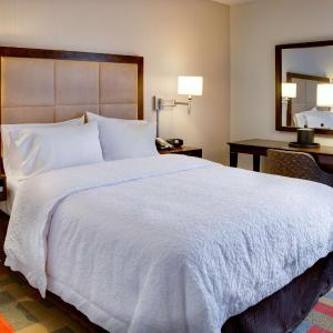 Queen Room with Bath Tub - Mobility Accessible