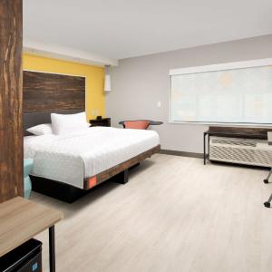King Room with Tub - Hearing Accessible 
