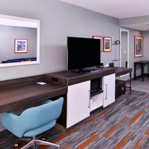 King Room with Sofa Bed with Microwave and Mini Fridge – Hearing Accessible/Non-Smoking