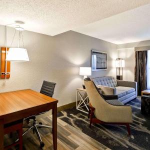 King Suite with Roll-In Shower - Mobility Access/Non-Smoking