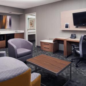 One-Bedroom Queen Suite with Balcony, Sofa Bed and Bathtub - Mobility Access/Hearing Accessible