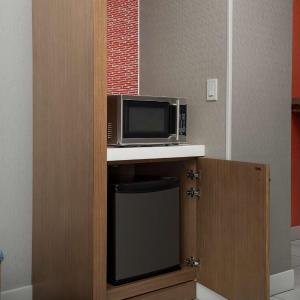 King Room with Roll-In Shower - Mobility Access
