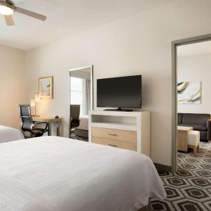 One-Bedroom Queen Suite with Two Queen Beds - Non-Smoking