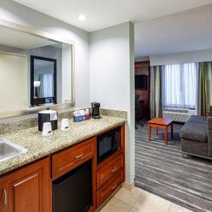 King Studio Suite with Bath Tub - Mobility Access