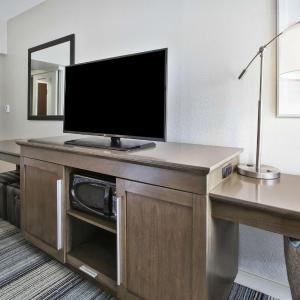King Room with Roll-In Shower - Mobility and Hearing Access/Non-Smoking
