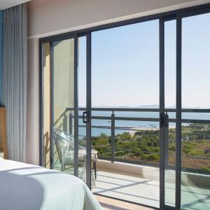One-Bedroom Deluxe King Suite with Balcony and Ocean View