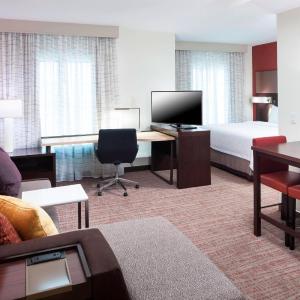 King Studio Suite with Sofa Bed and Roll-in Shower - Mobility and Hearing Accessible