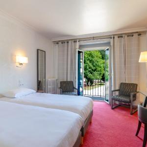 Twin Room with Balcony and Forest View