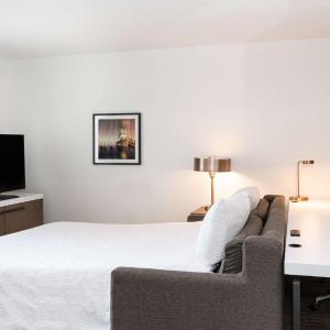 One-Bedroom King Suite with Bathtub - Mobility Access