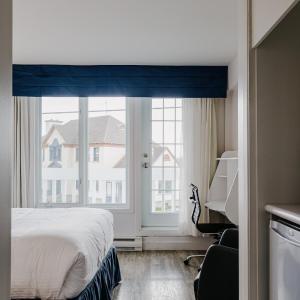 City side, King and shared balcony 