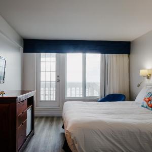 Partial sea view, King with shared balcony