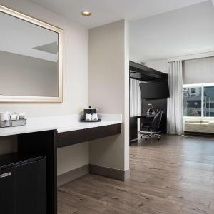King Room with Roll-In Shower - Mobility and Hearing Access/Non-Smoking