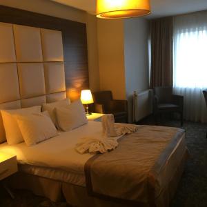 Deluxe Room (2 Adults + 1 Child)