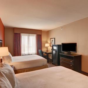 Standard Queen Room with Two Queen Beds and Roll-In Shower - Mobility Access