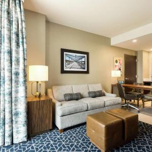 Premium Corner King Studio Suite with Roll-in Shower