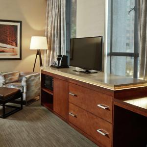Corner Queen Room with City View