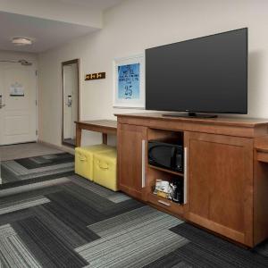 King Room with Roll-In Shower - Mobility and Hearing Access/Non-Smoking