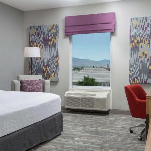 King Room with Roll-in Shower - Disability Accessible/Non-Smoking