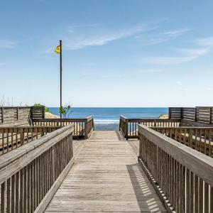Queen Studio with Ocean and Pool View