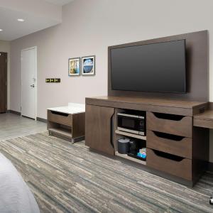 Queen Room with Bath Tub - Mobility Access/Non-Smoking