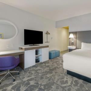 King Room with Accessible Tub - Mobility and Hearing Access/Non-Smoking