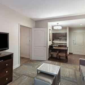 One Bedroom Queen Suite with Lake View - Non-Smoking